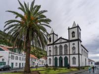 Palme vor der Igreja da Santíssima Trindade in Lajes do Pico - Pico